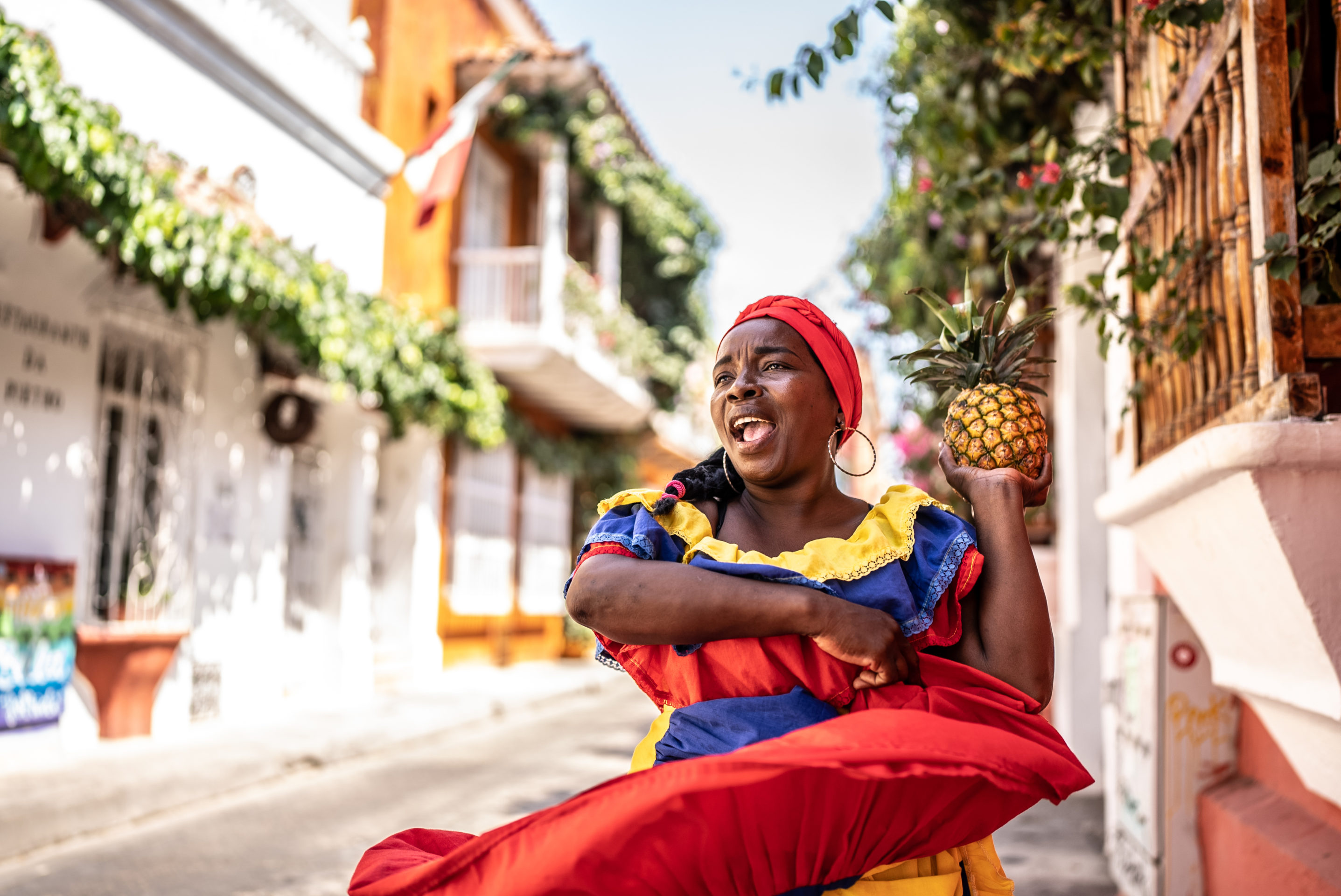 Rondreis Colombia, Cartagena, Palenquera wandelt en danst op straat