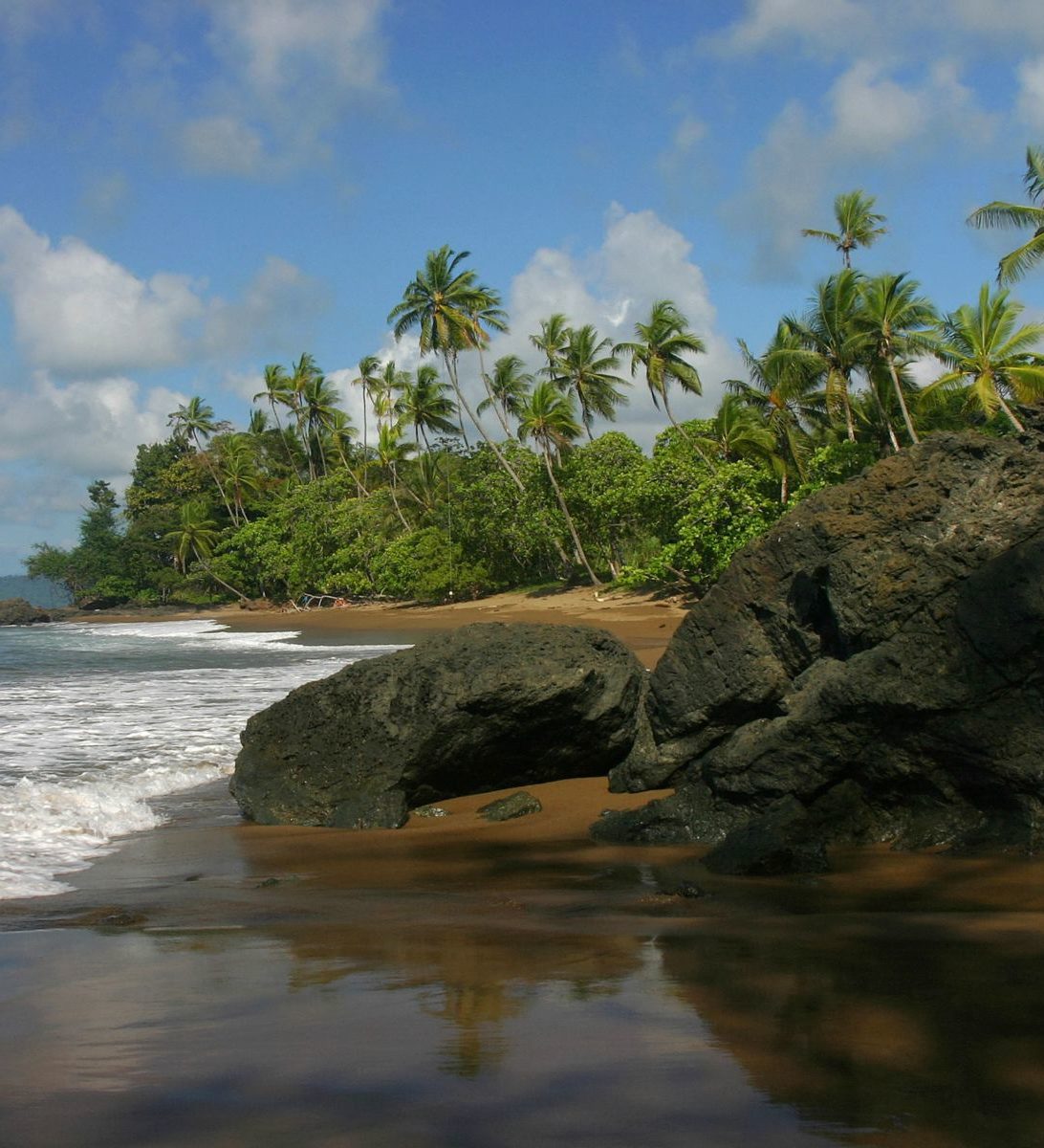 Rondreis Costa Rica, Corcovado, strand zee en rotsen