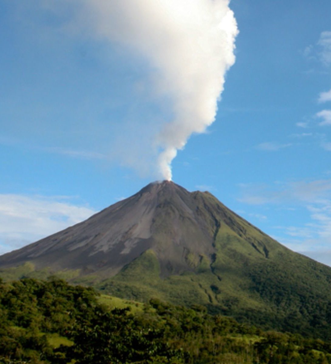 Rondreis Costa Rica, La Fortuna & Arenal, Vulkaan met rook Rondreis Costa Rica, La Fortuna & Arenal, Vulkaan met rook