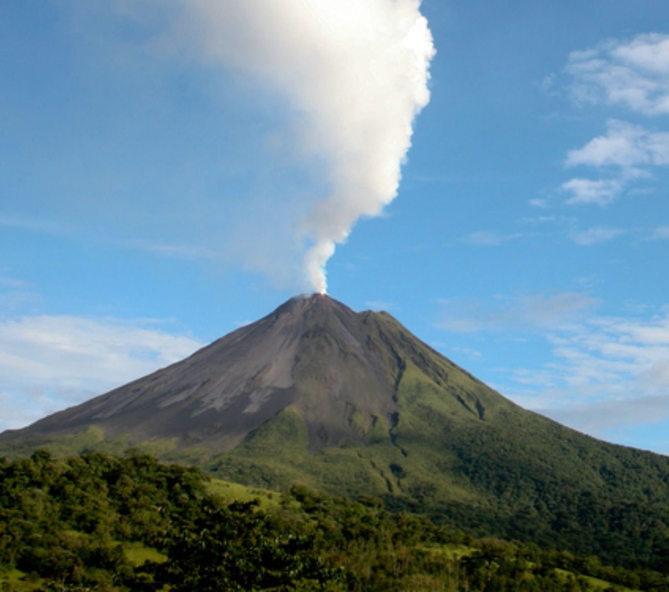 Rondreis Costa Rica, La Fortuna & Arenal, Vulkaan met rook