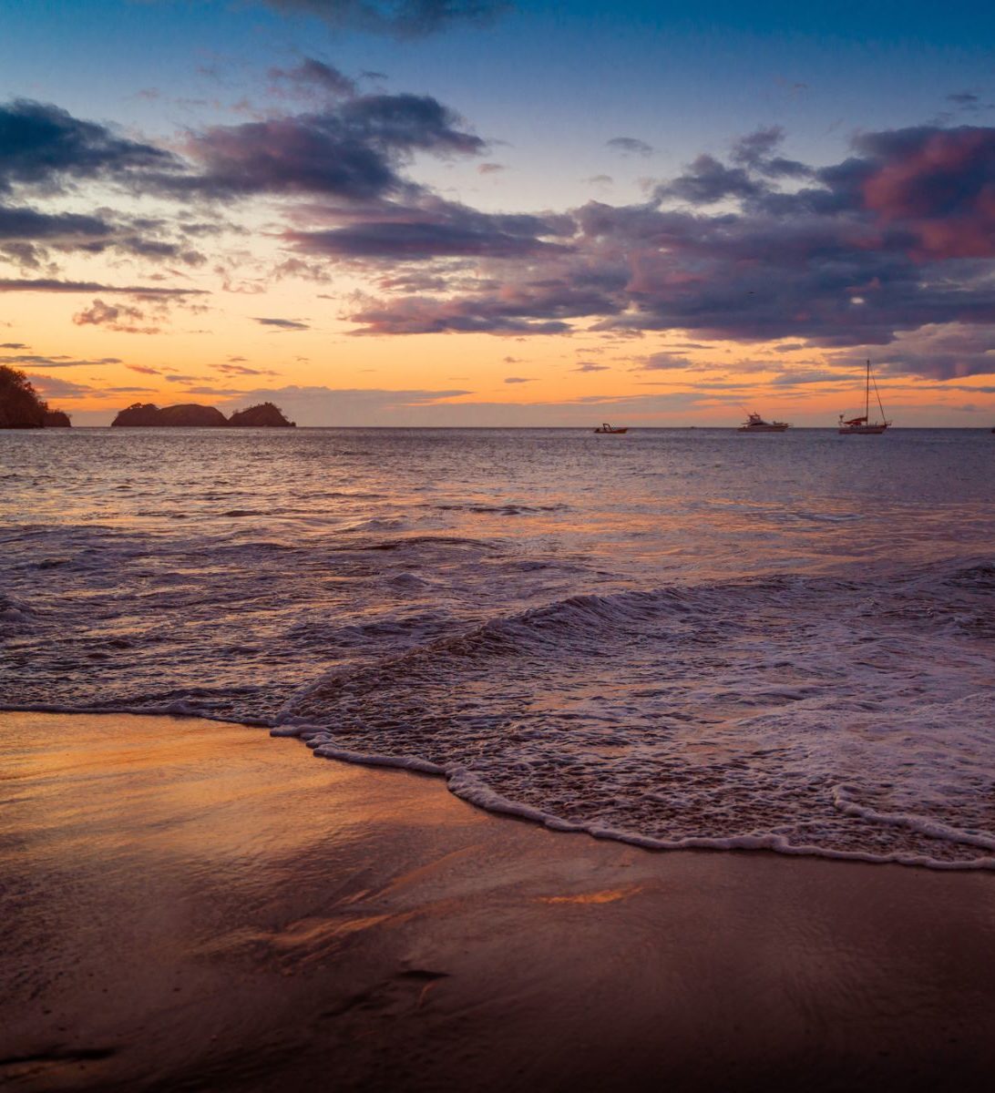 Rondreis Costa Rica, Playa Hermosa, strand met zonsondergang