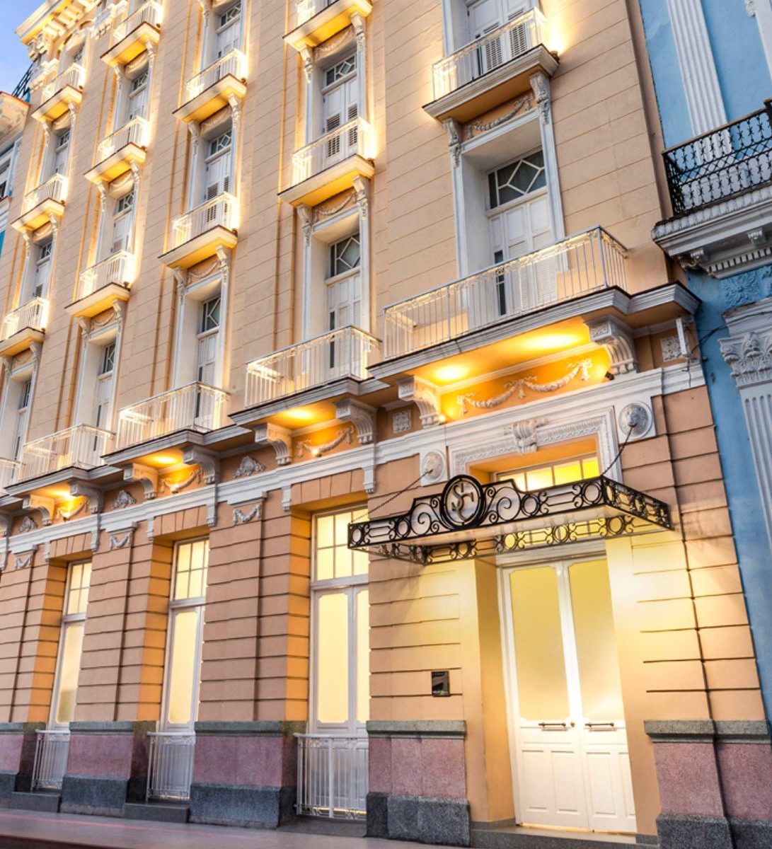 Rondreis Cuba, Cienfuegos, Melia San Carlos, buitenaanzicht Rondreis Cuba, Cienfuegos, Melia San Carlos, buitenaanzicht