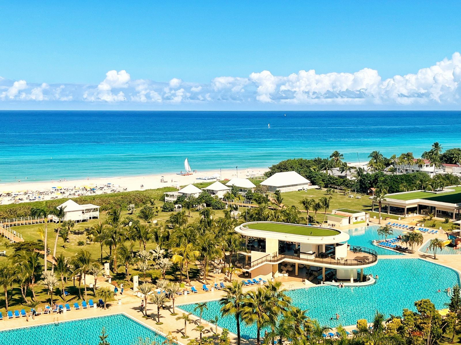 Rondreis Cuba, Varadero, Melia Internacional Varadero - bovenaanzicht zwembad