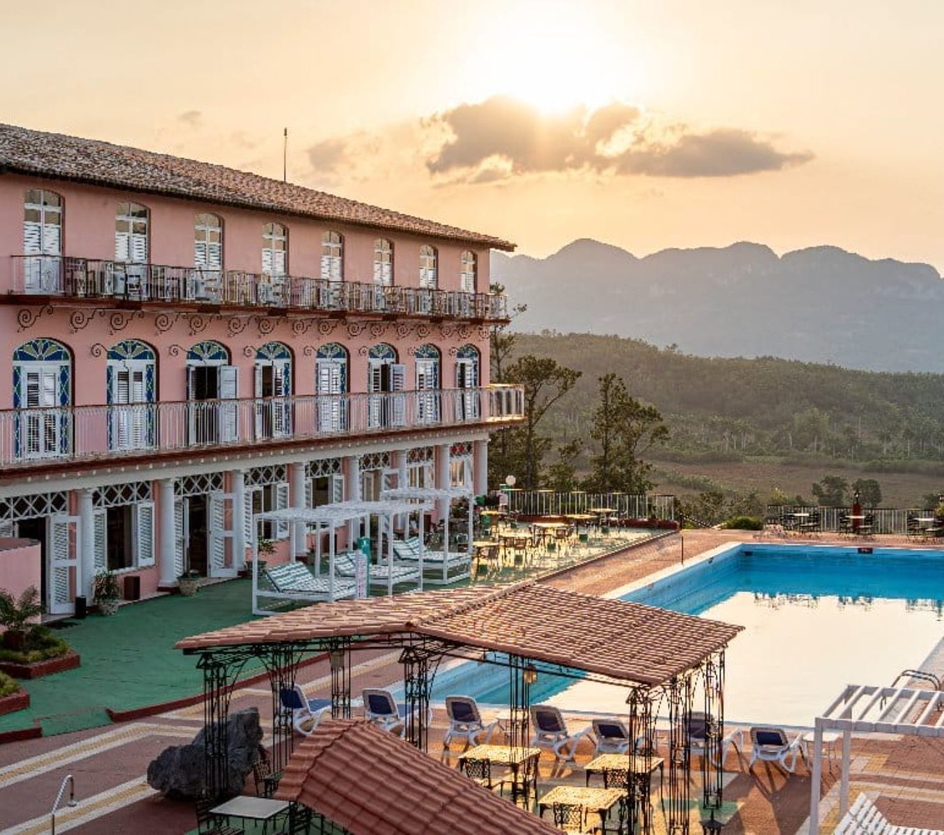 Rondreis Cuba, Vinales, Los Jaminez, buitenaanzicht hotel en zwembad