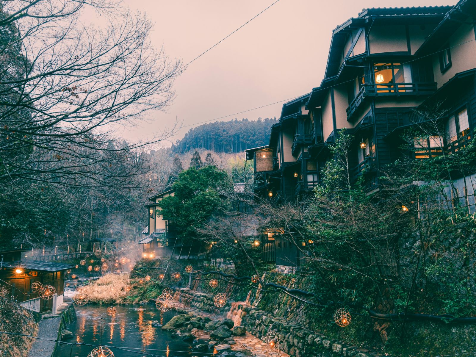 Rondreis Japan, Kurokawa Onsen, Gebouwen aan het rivier