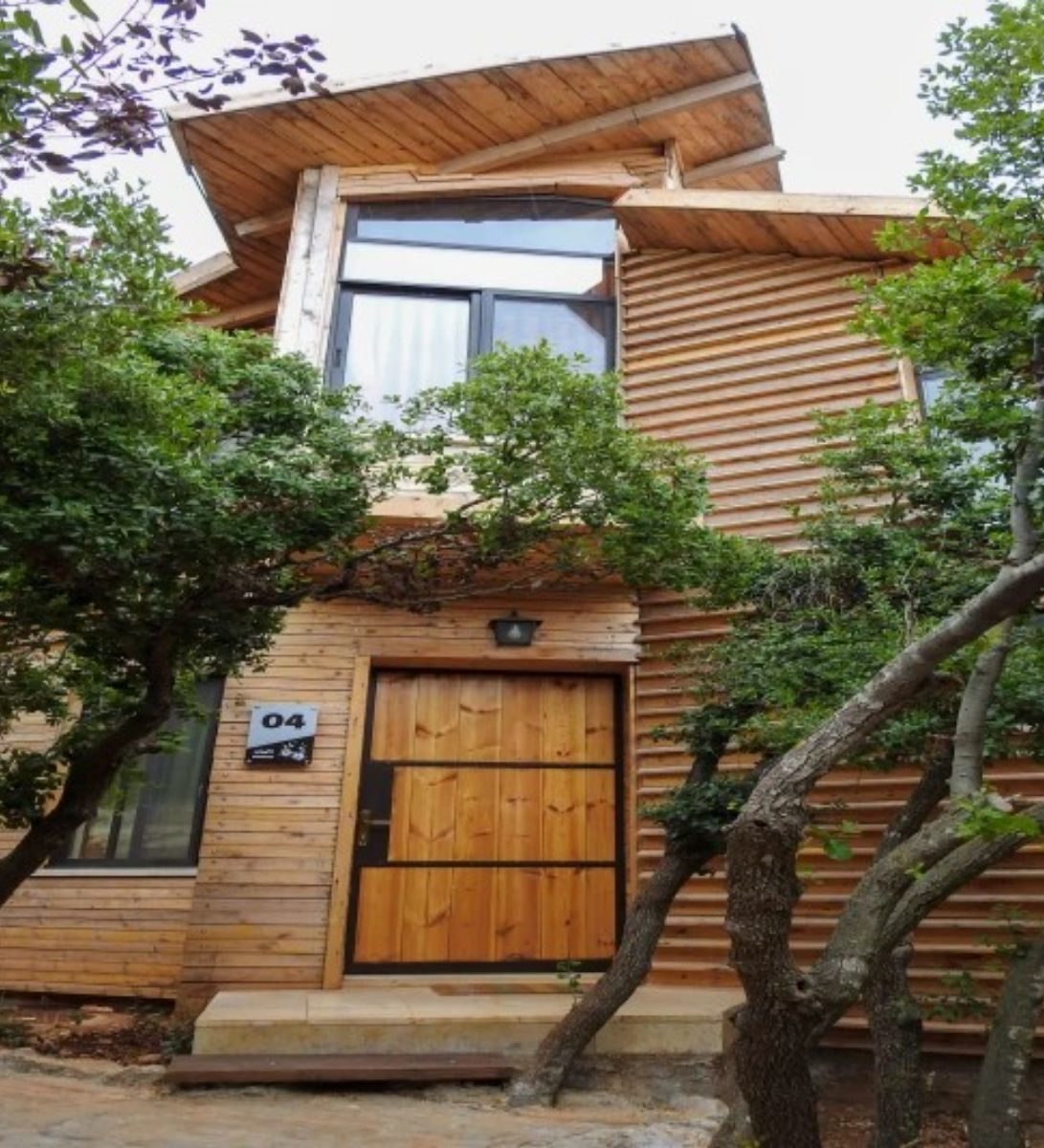 Rondreis Jordanië, Ajloun, RSCN Ajloun Cabins - vooraanzicht cabin