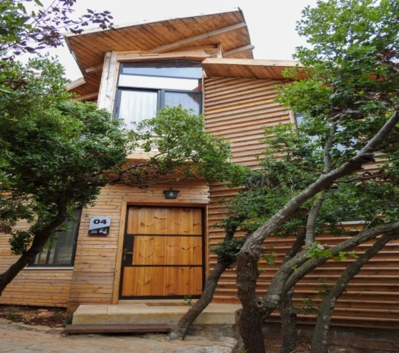 Rondreis Jordanië, Ajloun, RSCN Ajloun Cabins - vooraanzicht cabin