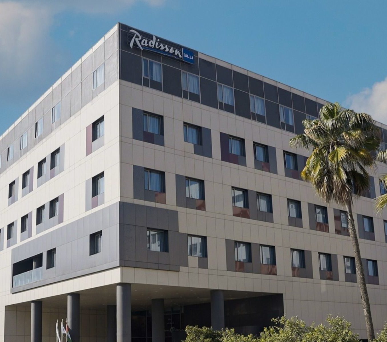 Rondreis Jordanië, Amman, Radisson Blu Amman Hotel, buitenaanzicht hotel