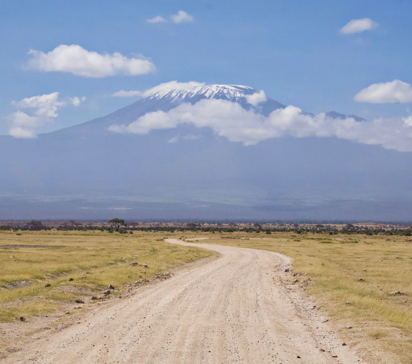 Rondreis Kenia, Amboseli, vallei met weg en berg op achtergrond