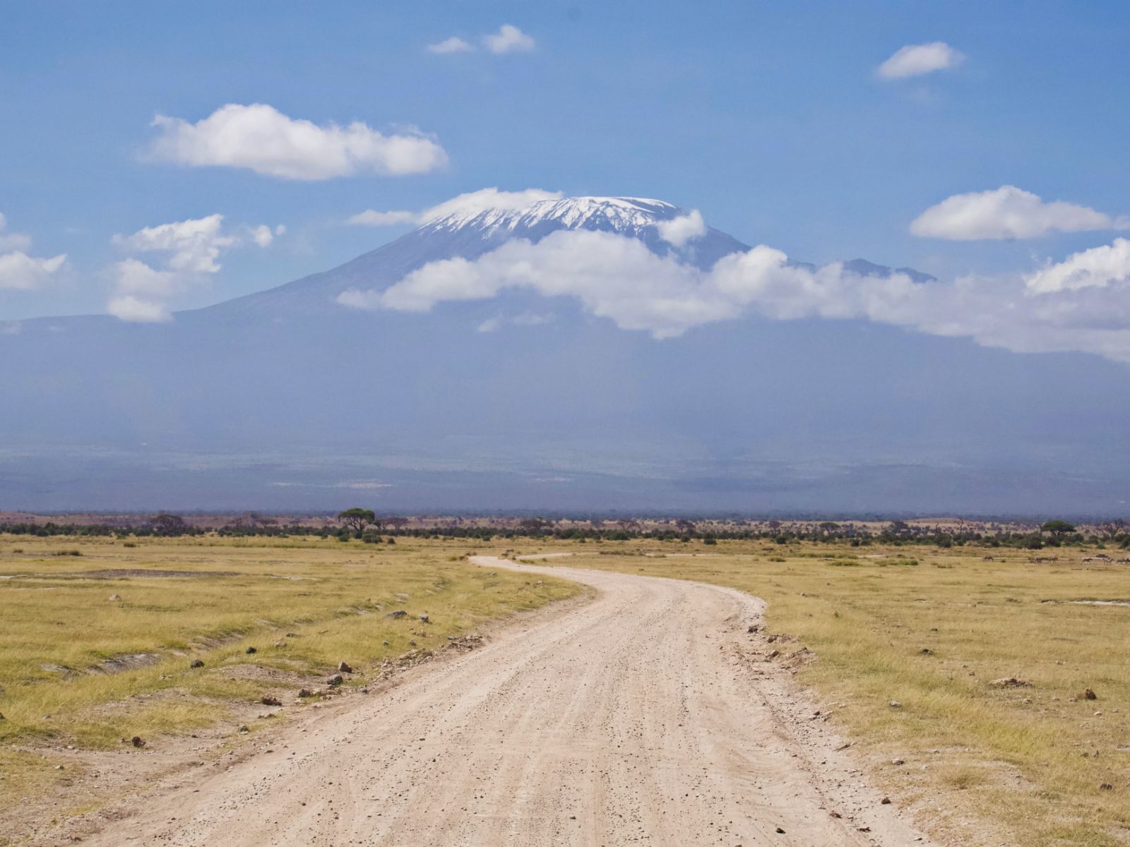 Rondreis Kenia, Amboseli, vallei met weg en berg op achtergrond