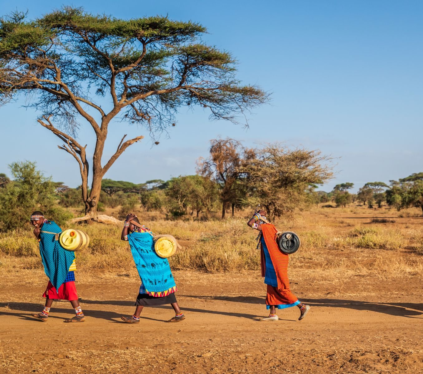Rondreis Kenia, Maji Moto, Maasai Mara vijf Afrikaanse vrouwen dragen water