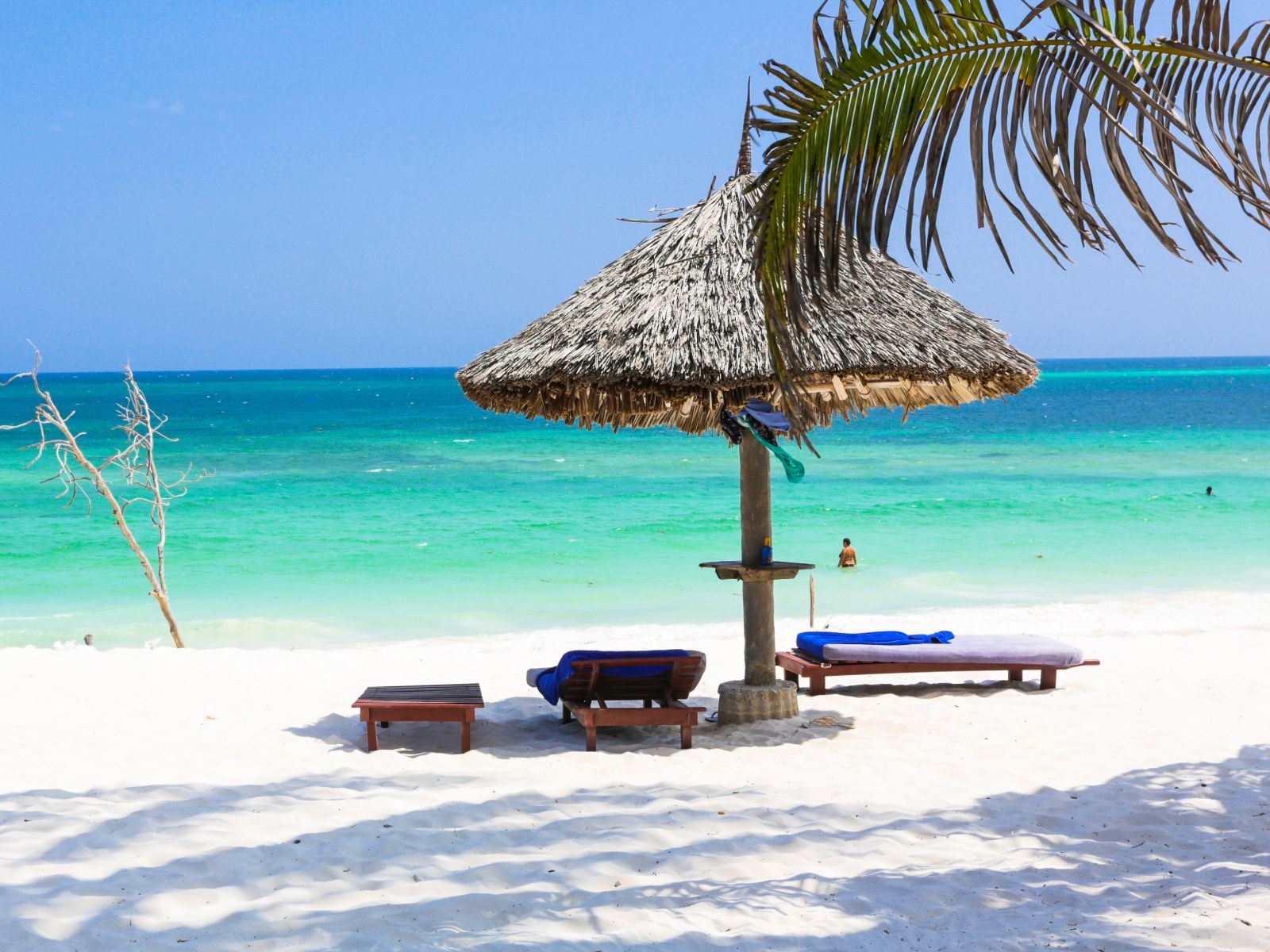 Rondreis Kenia, Watamu, Strand met rietenhutje en bedjes