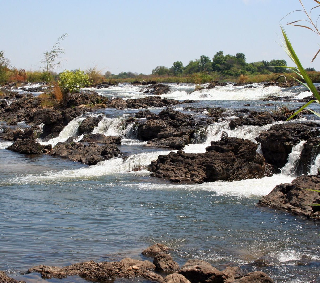Rondreis Namibië, Divundu en Popa Falls, Popa Falls kleine watervallen in stroming