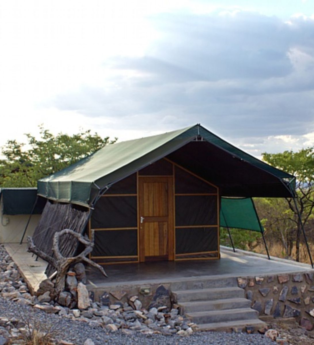 Rondreis Namibië, Etosha NP (zuid), Mondjila Safari Camp, vooraanzicht tent
