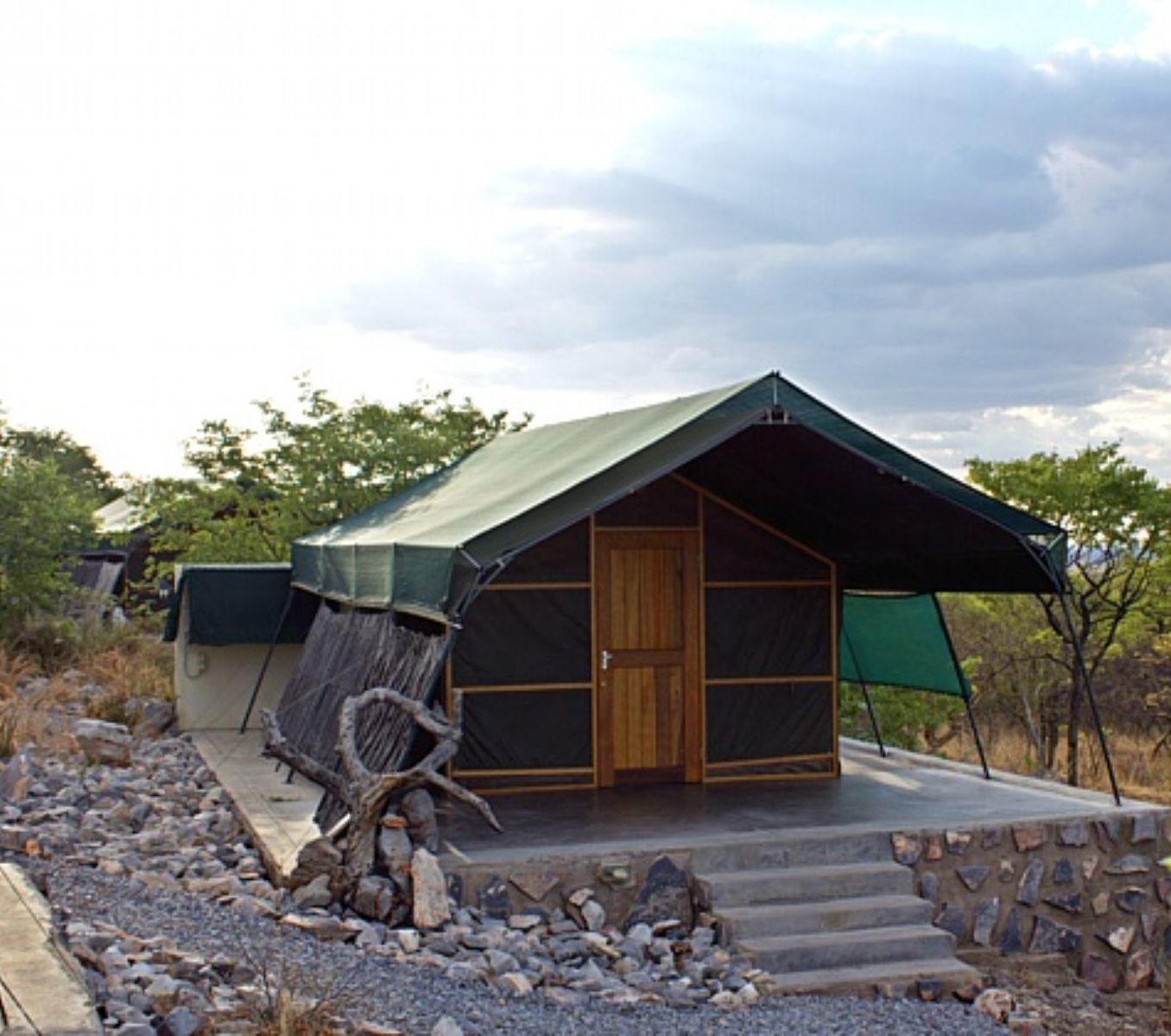 Rondreis Namibië, Etosha NP (zuid), Mondjila Safari Camp, vooraanzicht tent