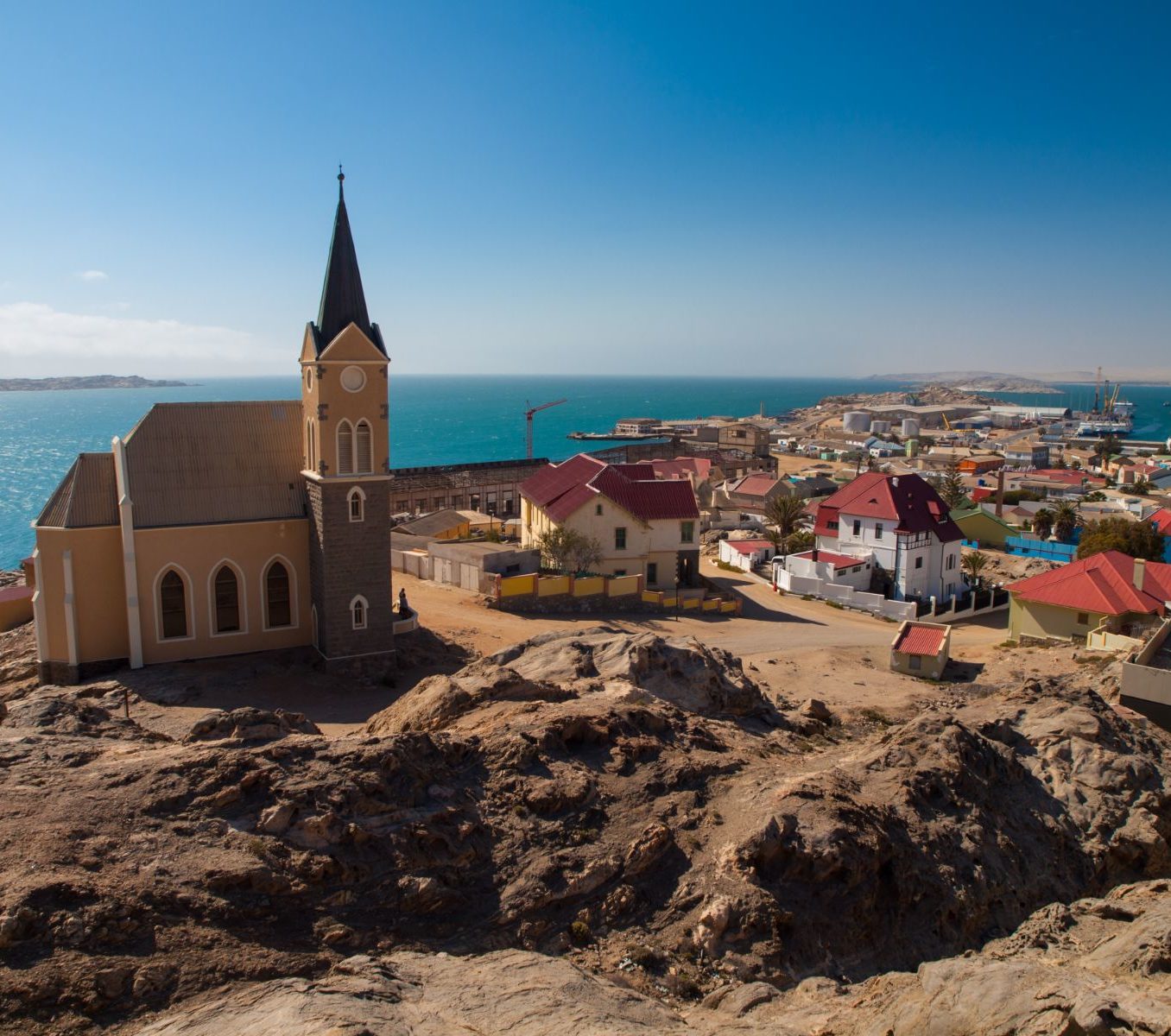Rondreis Namibië, Lüderitz, stad met kerk van bovenaf