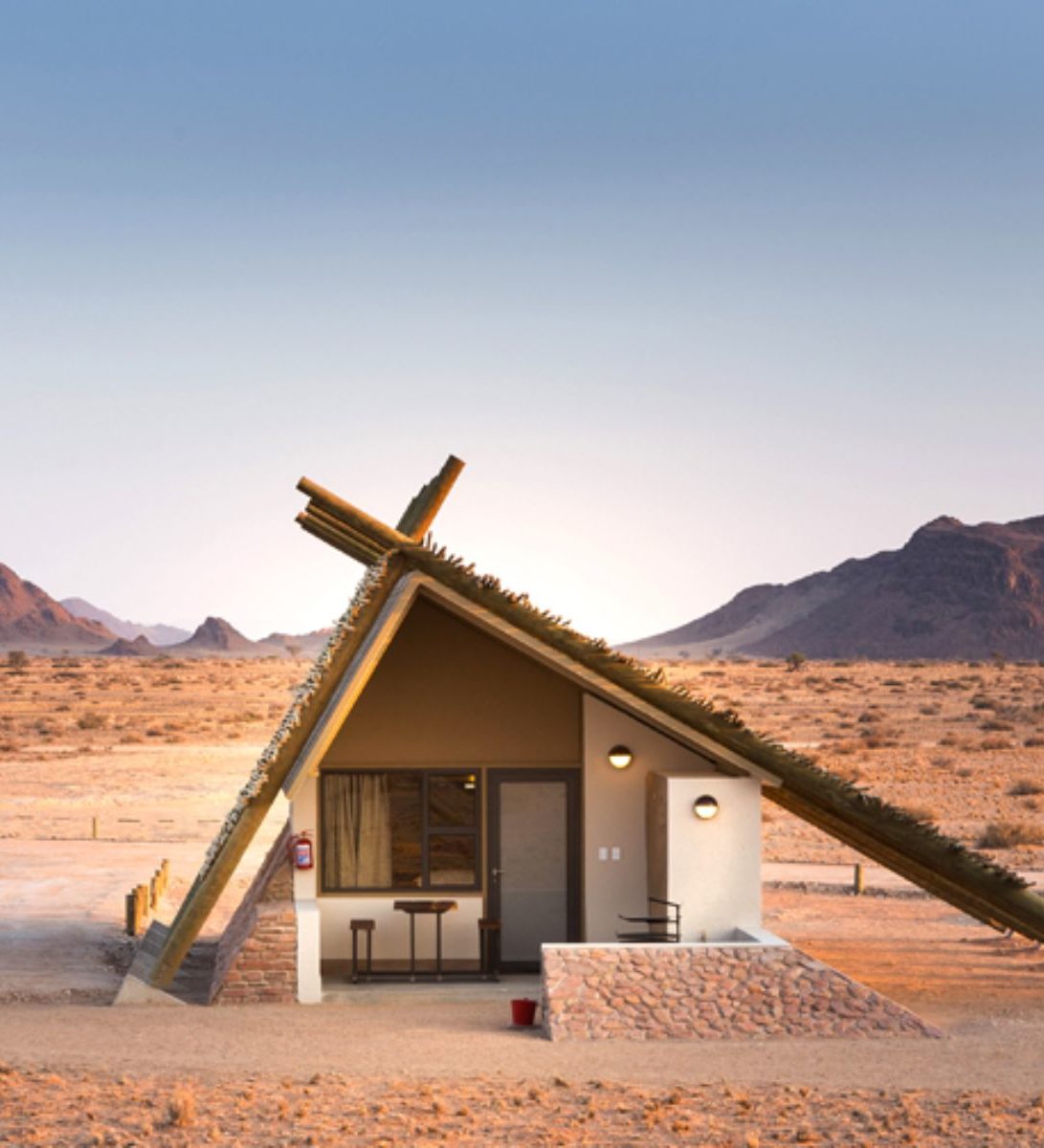 Rondreis Namibië, Sossusvlei, Desert Quiver Camp, vooraanzicht huisje Rondreis Namibië, Sossusvlei, Desert Quiver Camp, vooraanzicht huisje