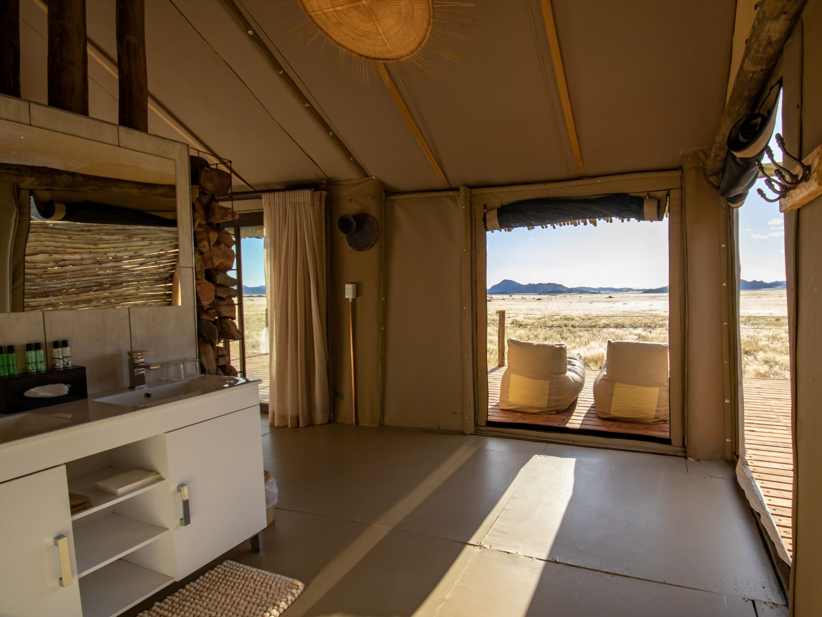 Rondreis Namibië, Sossusvlei, Elegant Desert Camp, binnenkant tent