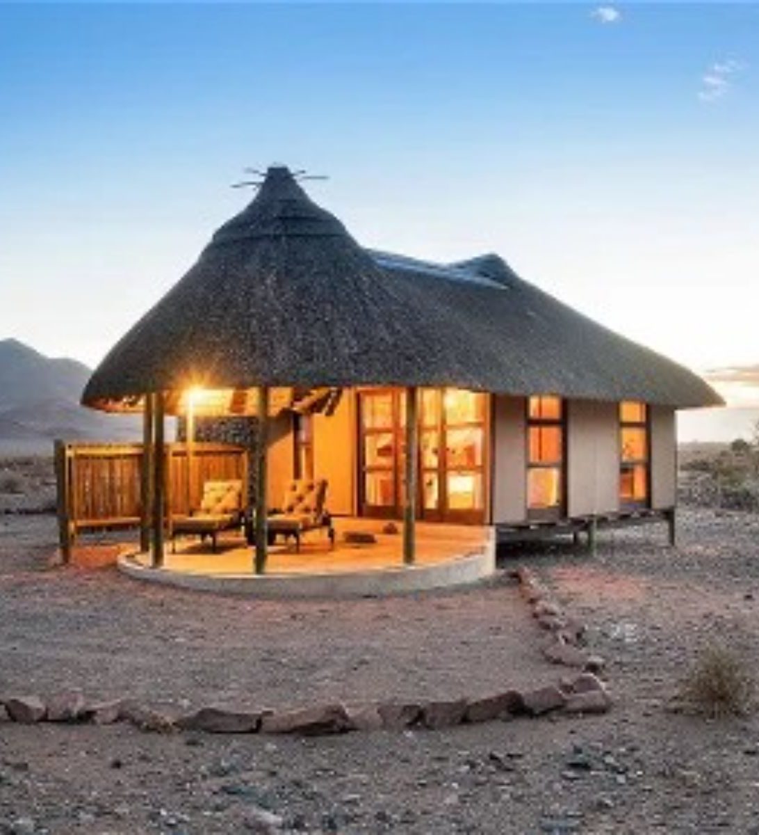 Rondreis Namibië, Sossusvlei, Hoodia, buitenaanzicht lodge