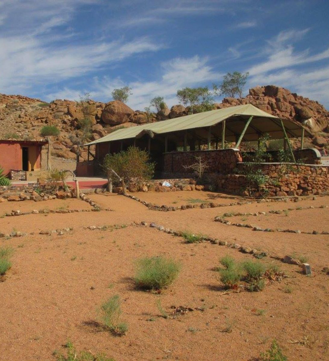 Rondreis Namibië, Twyfelfontein, Aabadi Mountain Camp, buitenaanzicht camping Rondreis Namibië, Twyfelfontein, Aabadi Mountain Camp, buitenaanzicht camping