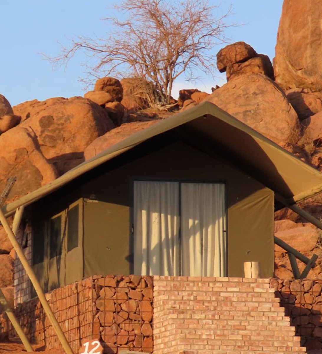 Rondreis Namibië, Twyfelfontein, Ondjamba Hills, vooraanzicht tent Rondreis Namibië, Twyfelfontein, Ondjamba Hills, vooraanzicht tent