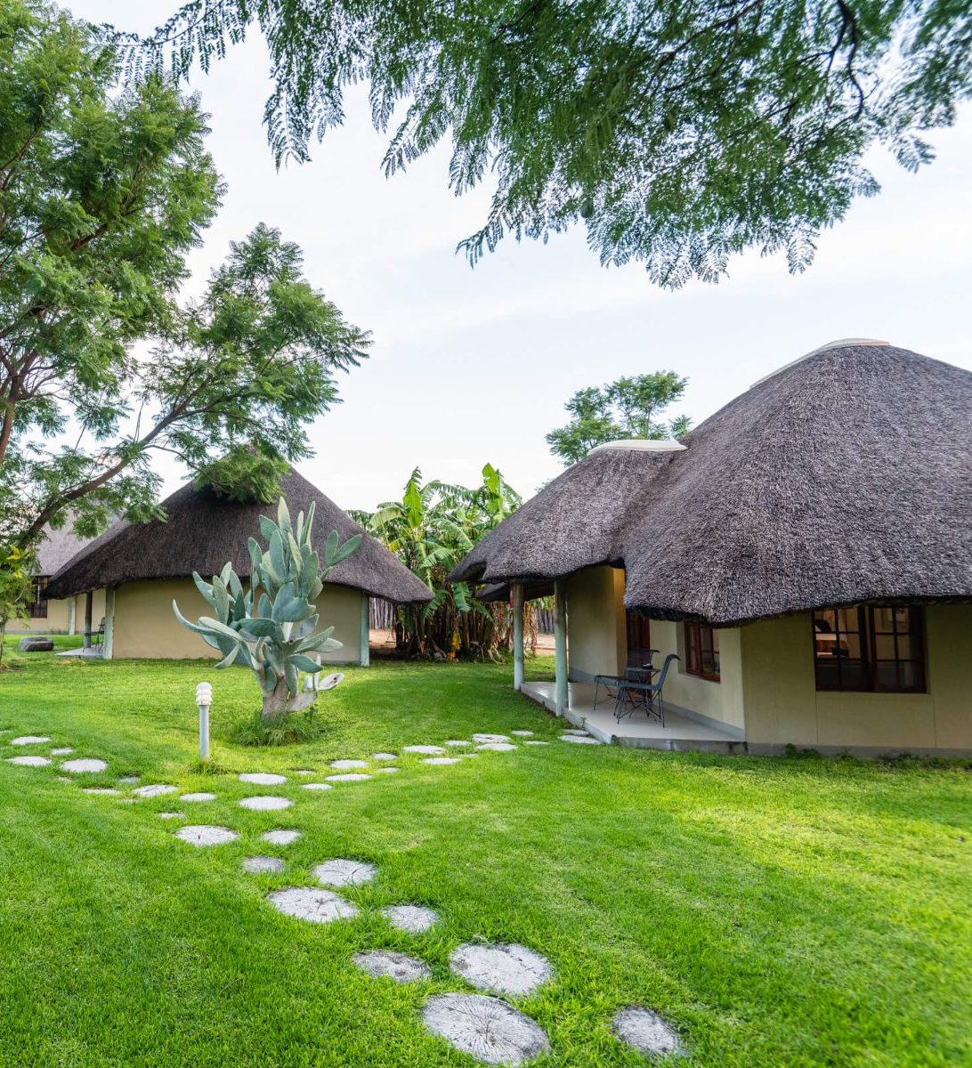Rondreis Namibië, Waterberg Plateau, Frans Indongo Lodge, buitenaanzicht verblijf
