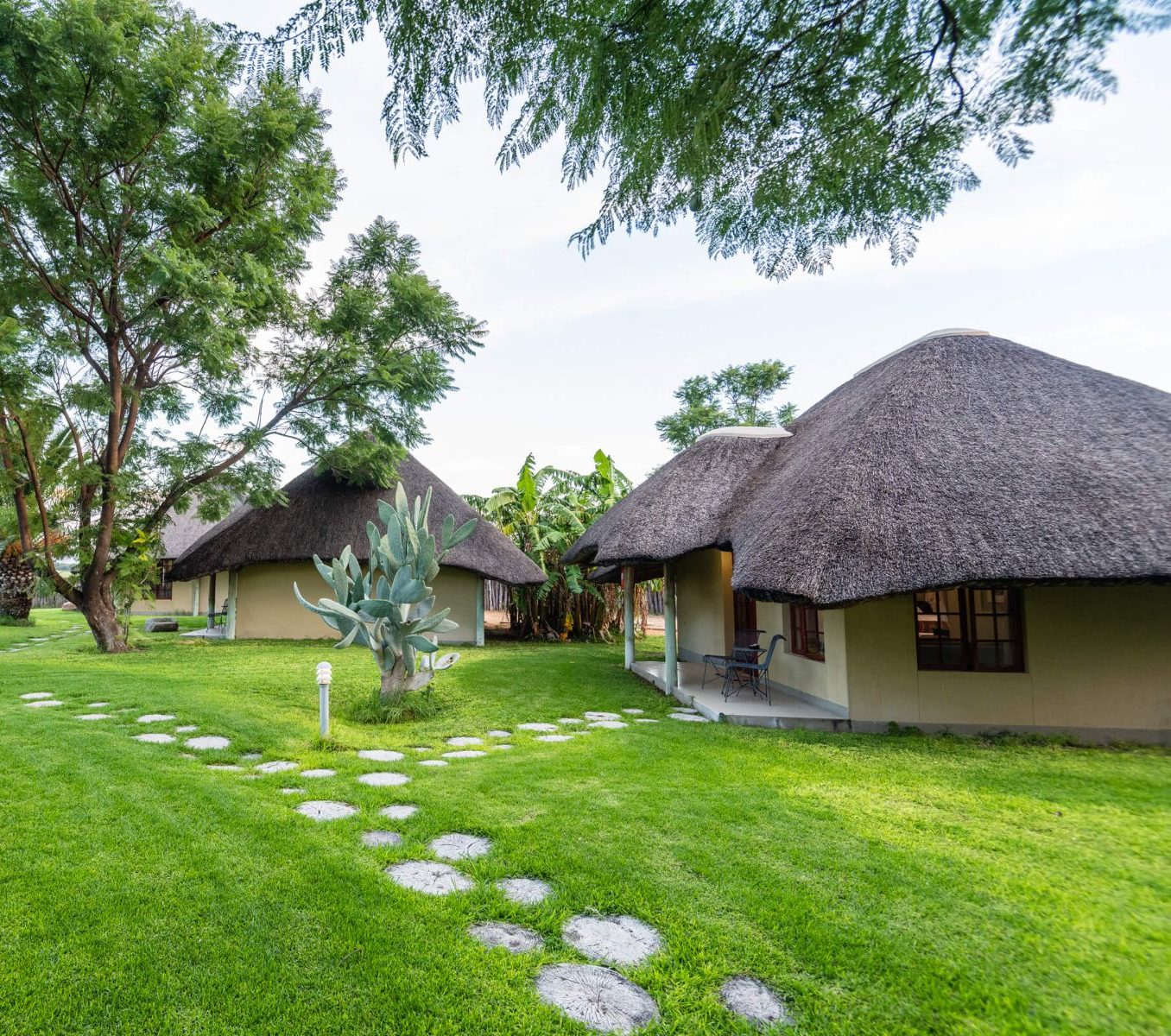 Rondreis Namibië, Waterberg Plateau, Frans Indongo Lodge, buitenaanzicht verblijf