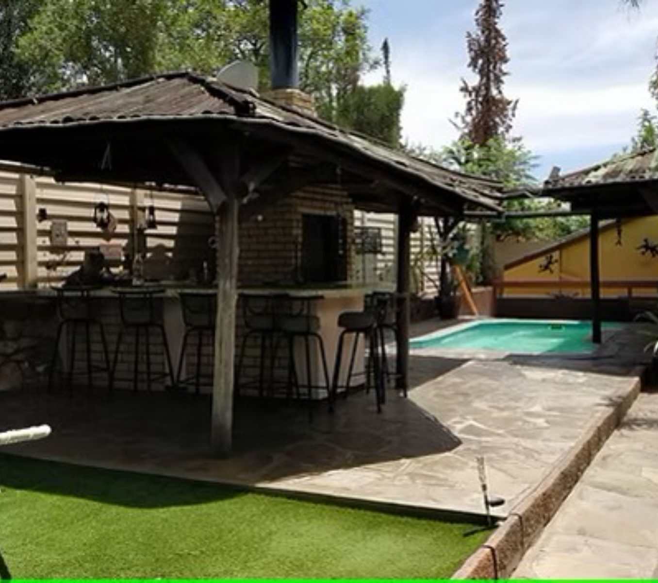 Rondreis Namibië, Windhoek, Maison Ambre, zwembad en terras