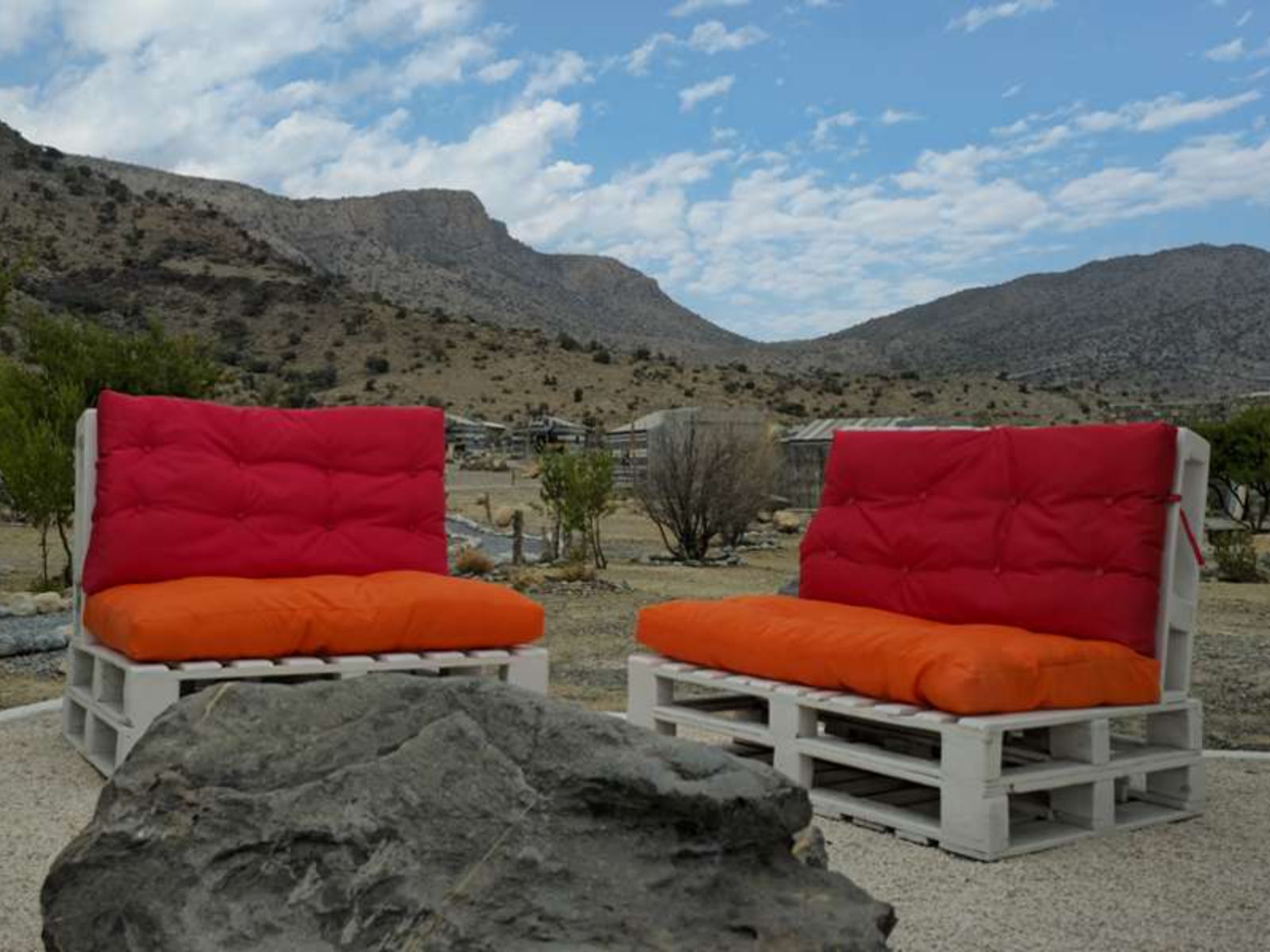 Rondreis Oman, Jebel Shams, Sama Heights Resort, bankjes