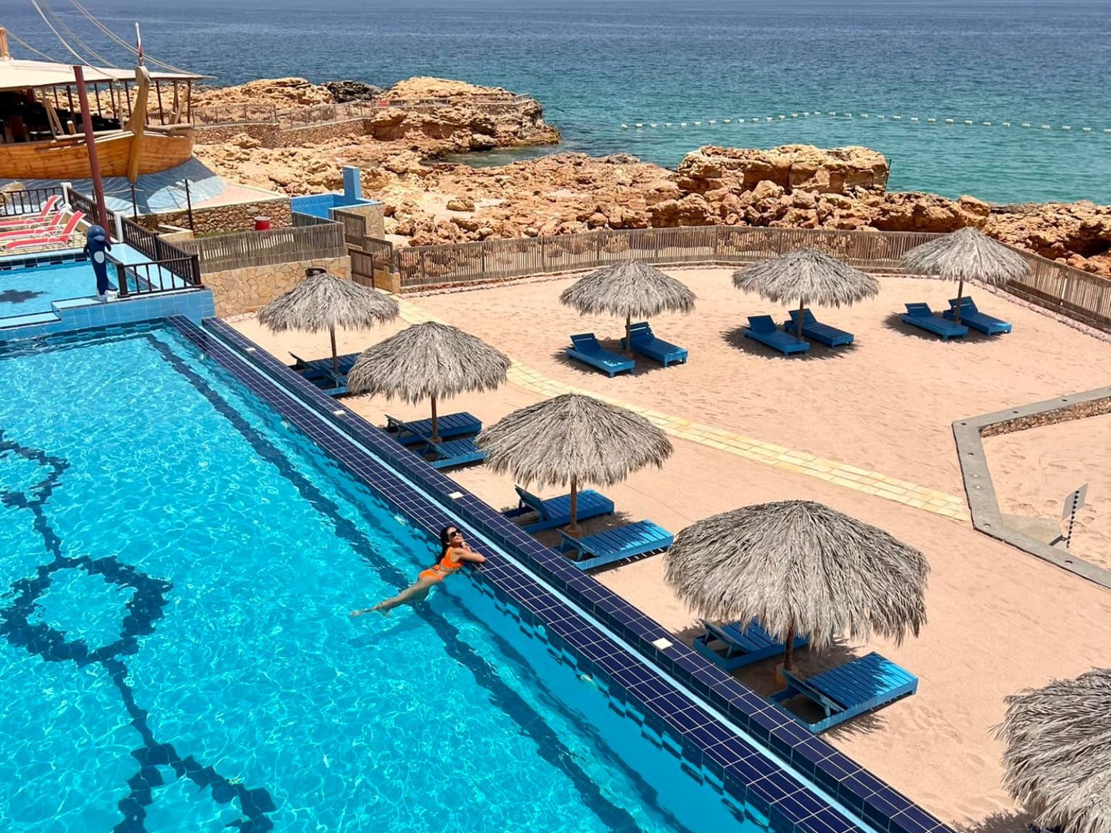 Rondreis Oman, Ras Al Hadd, Turtle Beach Resort, zwembad en strandstoelen