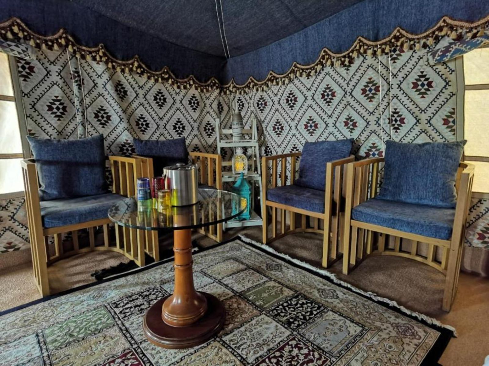 Rondreis Oman, Wahiba Sands, Al Sarmadi Desert Camp, zitstoelen