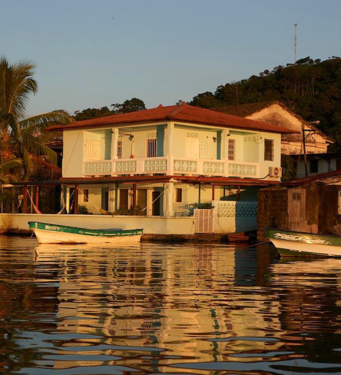 Rondreis Panama, Portobelo, Casa Congo, buitenaanzicht verblijf vanaf het water