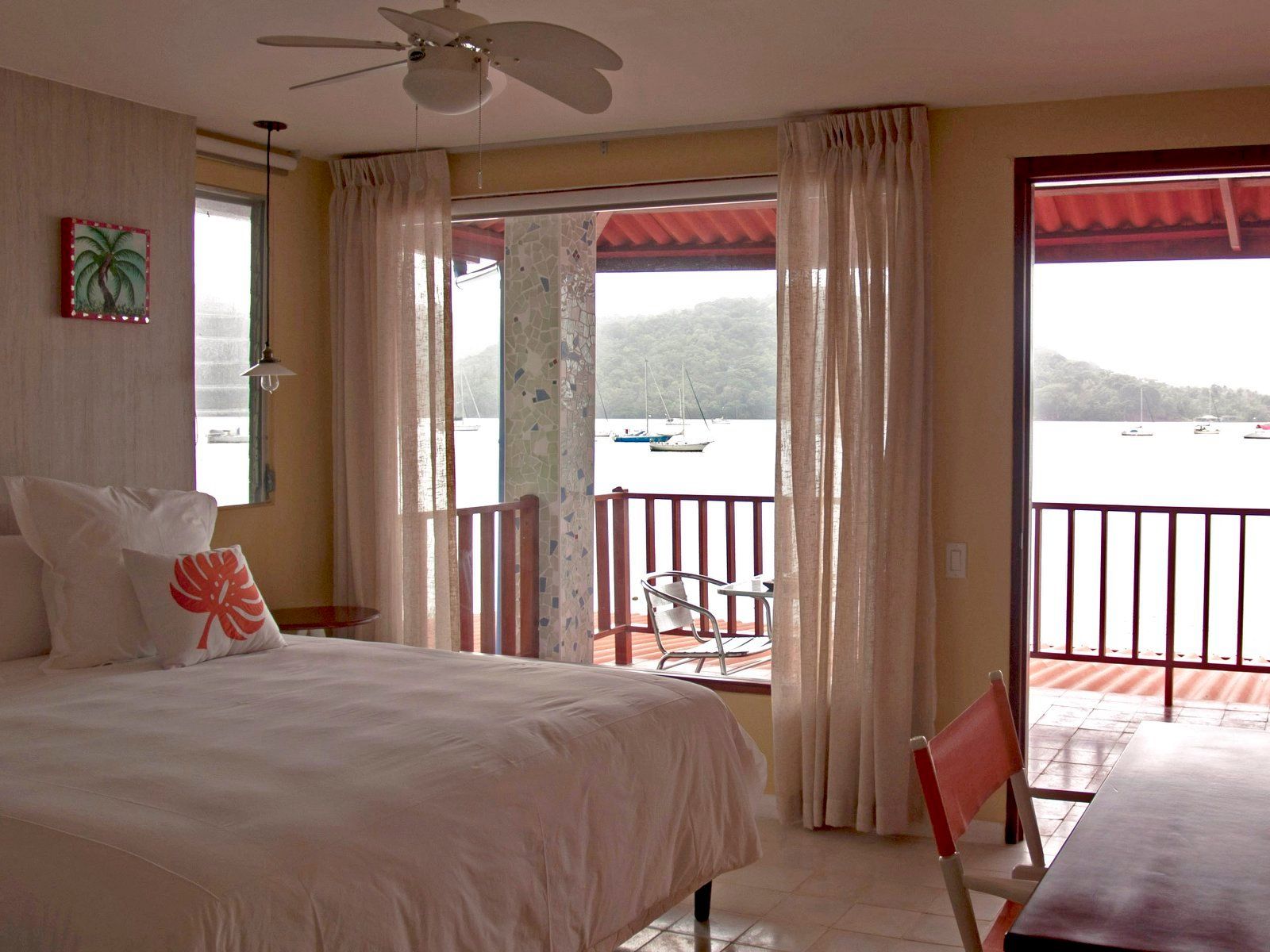 Rondreis Panama, Portobelo, Casa Congo, slaapkamer met balkon