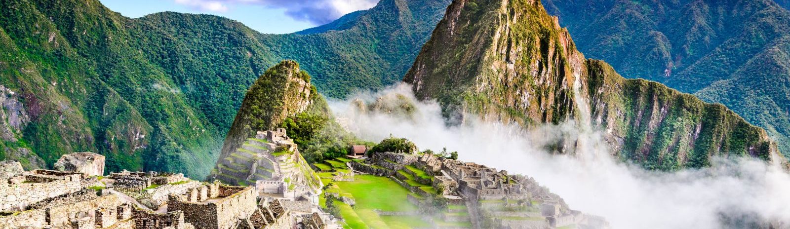 Rondreis Peru, Machu Picchu, ruïne met wolken