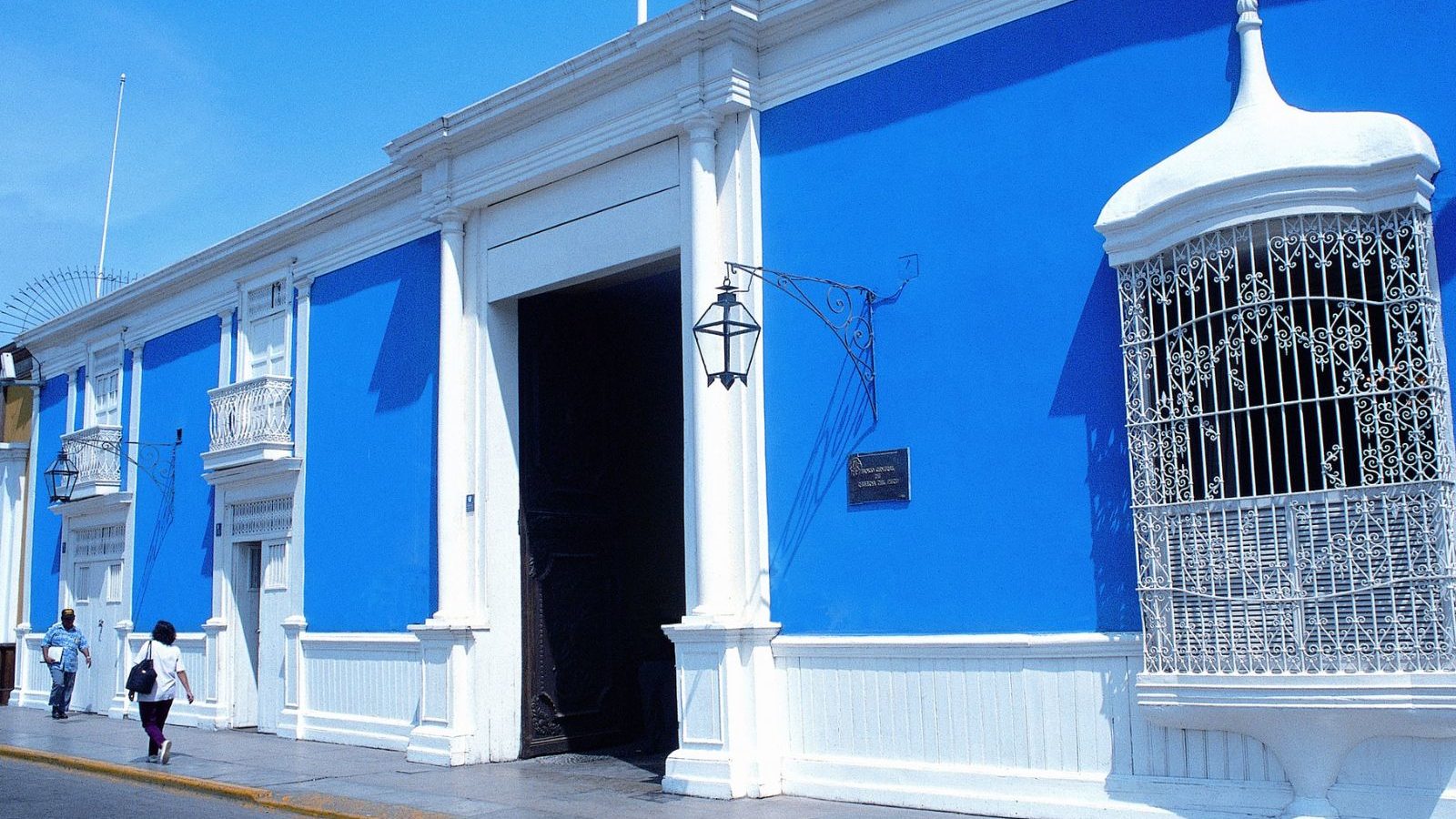 Rondreis Peru, Trujillo, blauwe gebouw in de stad