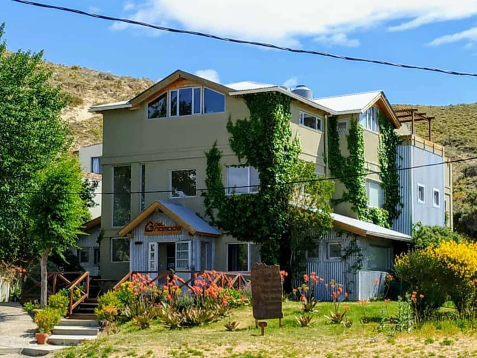 rondreis argentinie puerto piramides del nomade eco hotel vooraanzicht