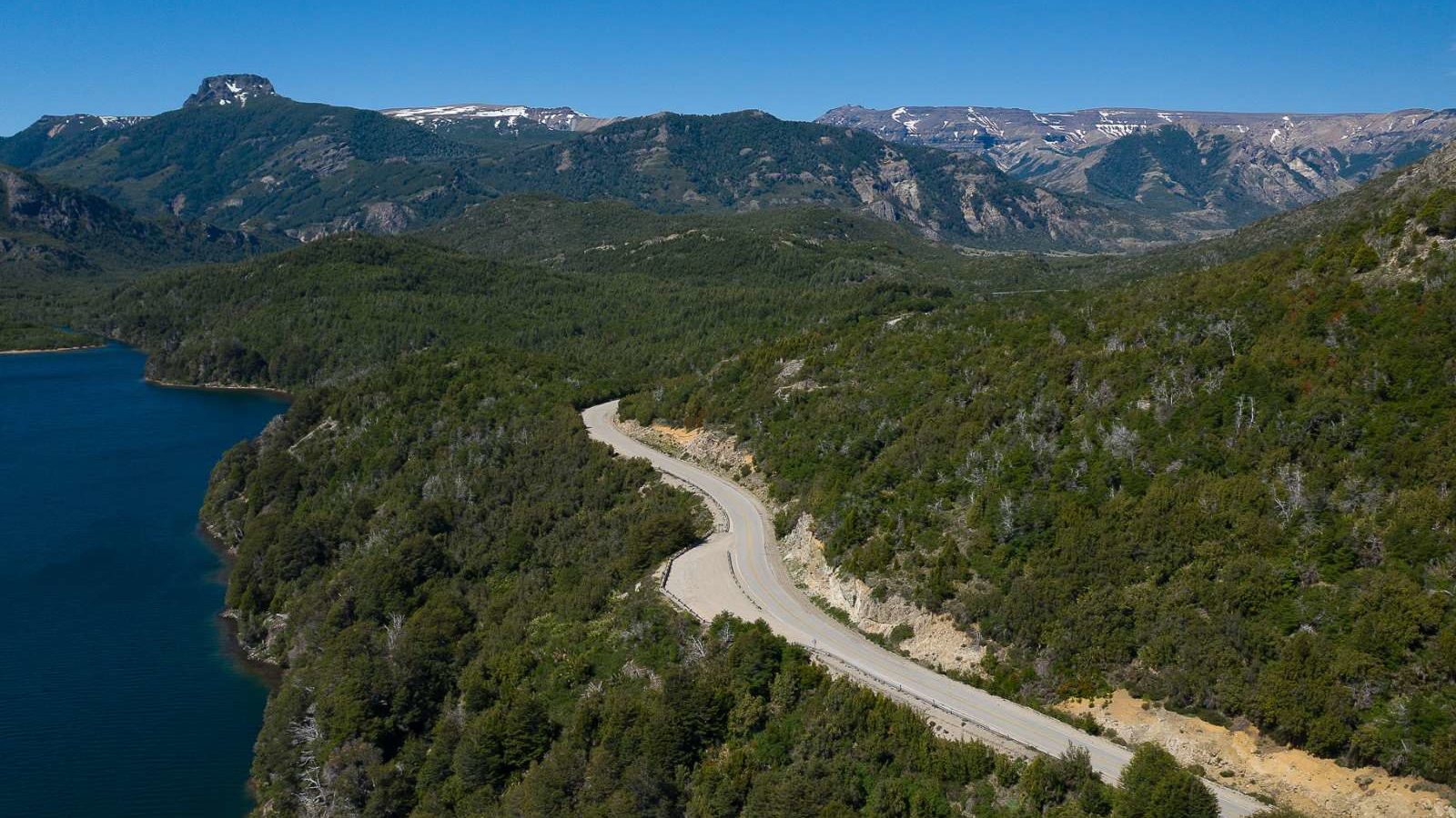 rondreis argentinie villa angostura parque nahuel huapi, bovenaanzicht weg en natuur
