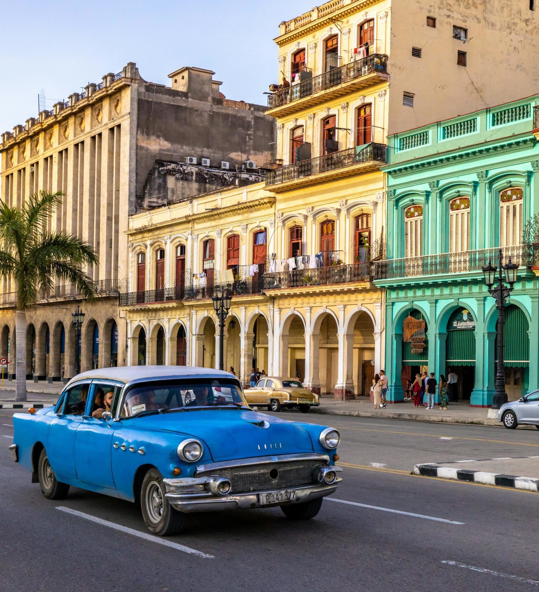 Rondreis Cuba, Havana, Blauwe auto op de weg Rondreis Cuba, Havana, Blauwe auto op de weg