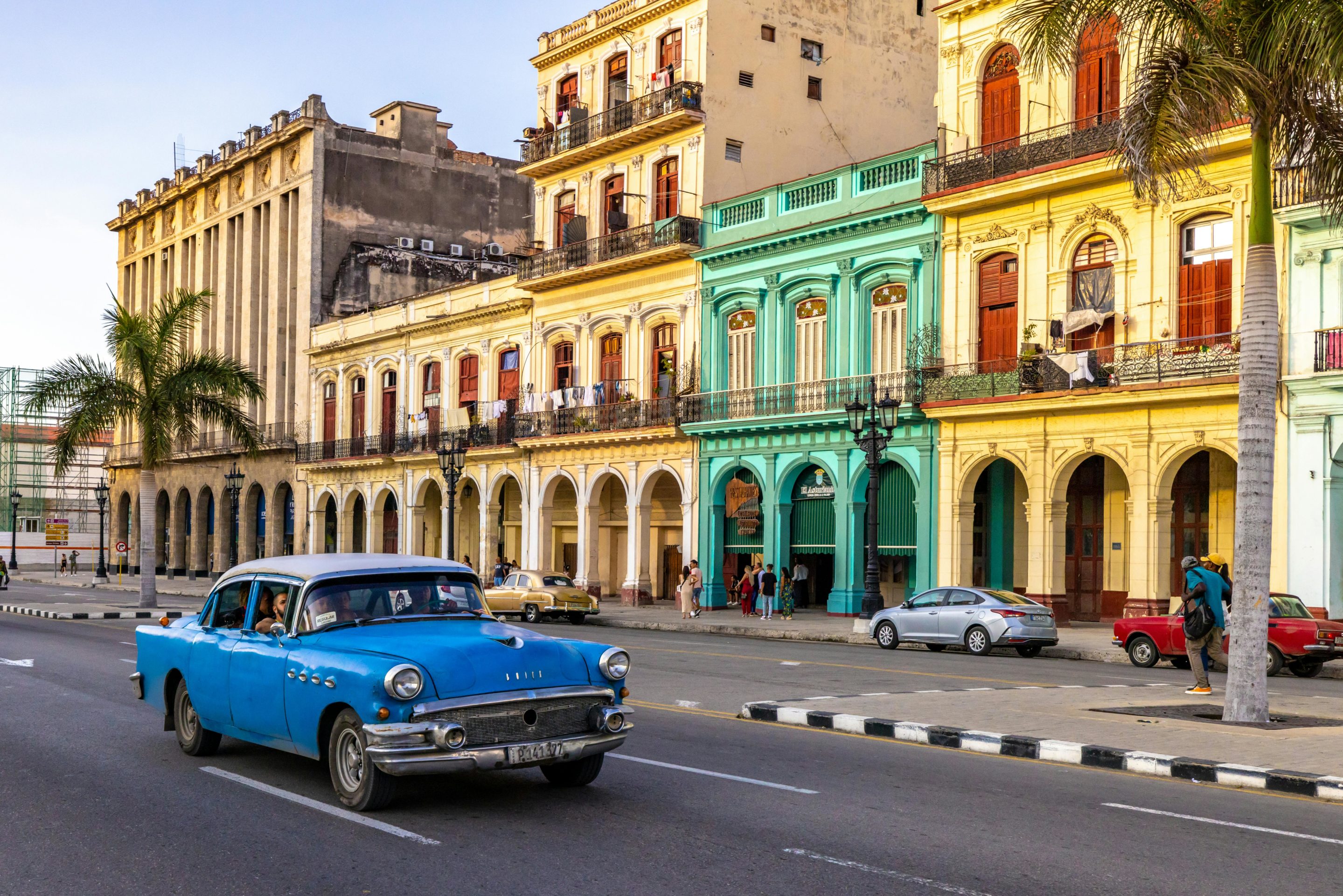 Rondreis Cuba, Havana, Blauwe auto op de weg