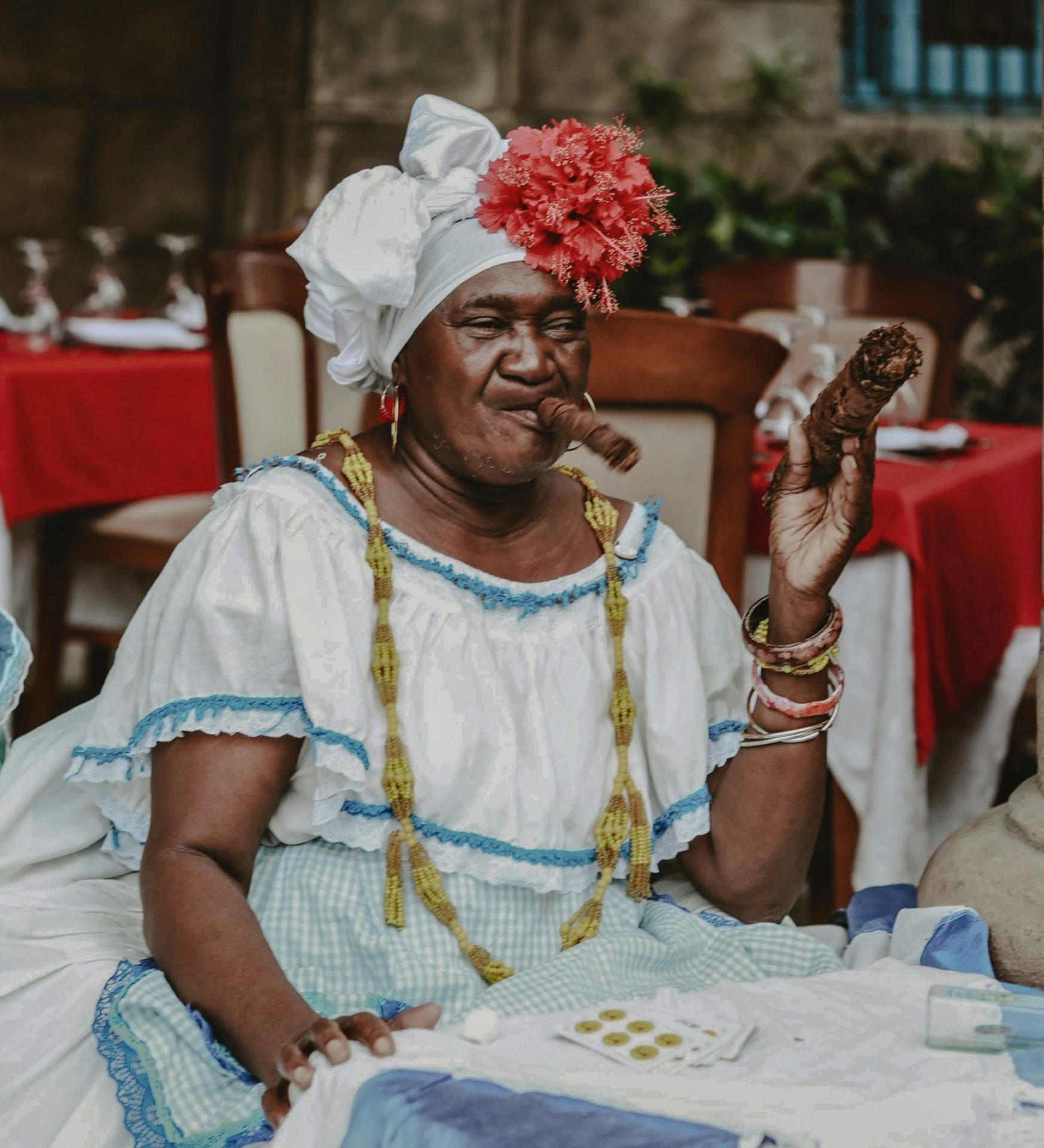 Rondreis Cuba, Havana, local met een sigaar Rondreis Cuba, Havana, local met een sigaar