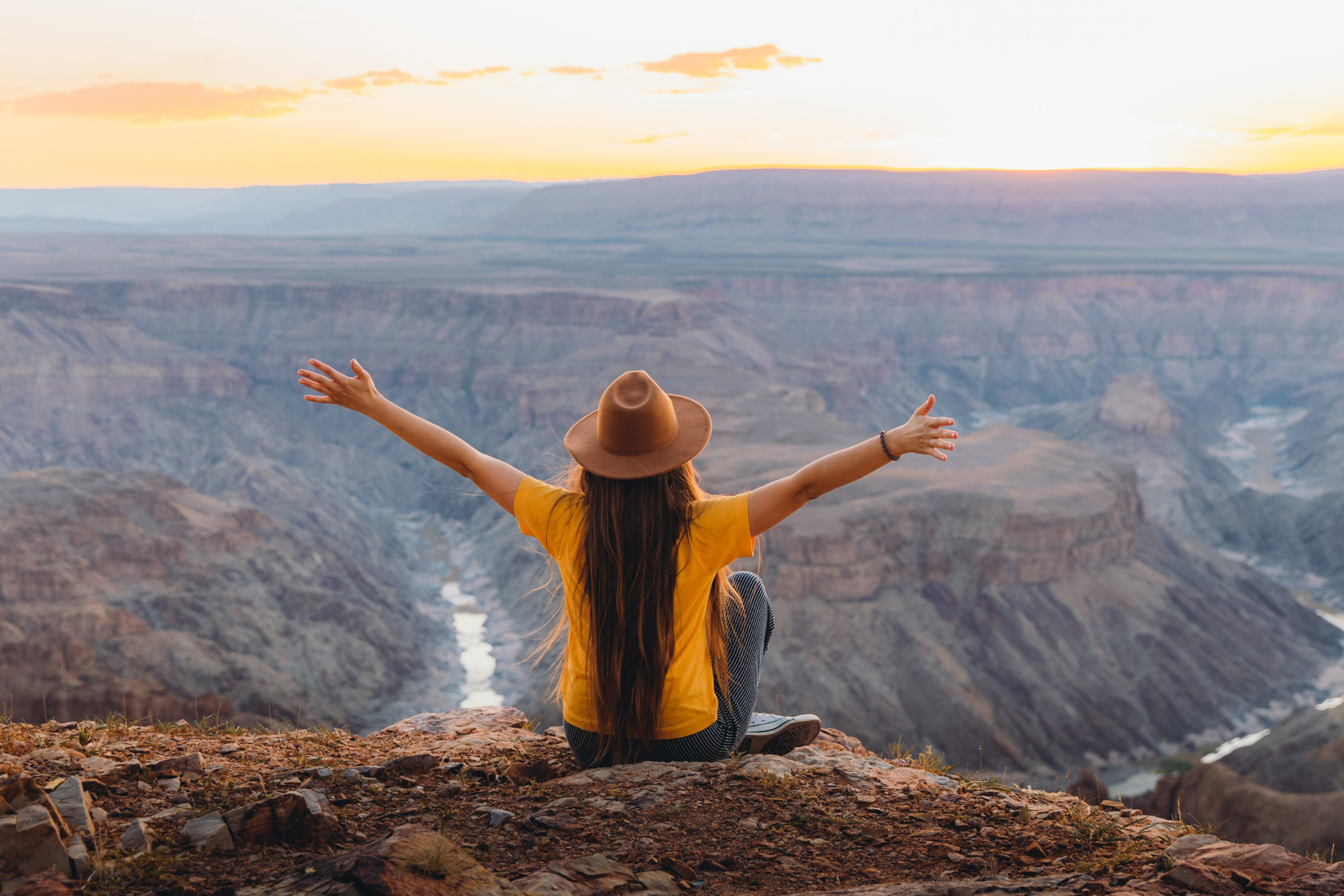 Rondreis Namibië, Fish River Canyon, vrouw met zonsondergang. header