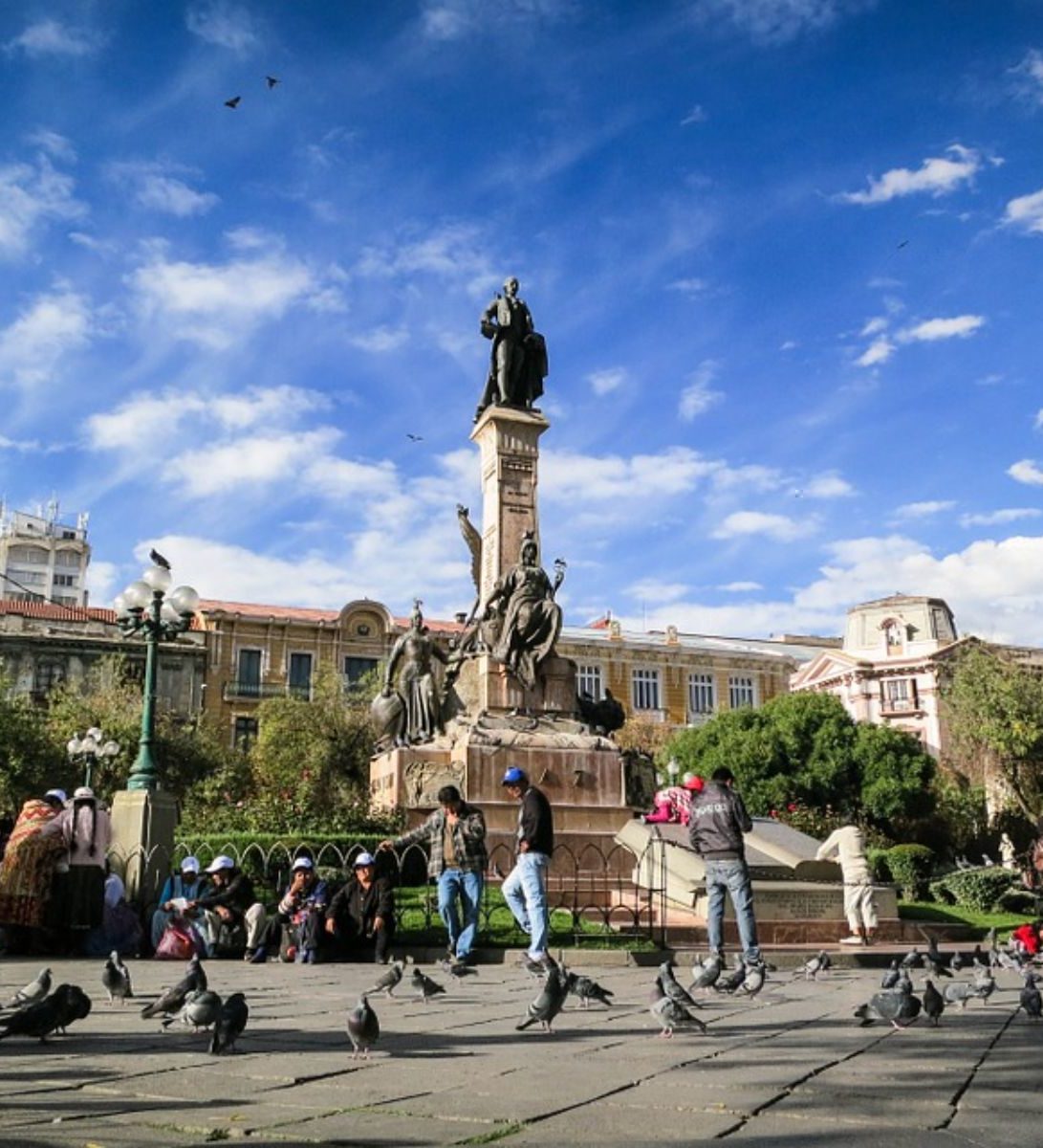 Rondreis Bolivia, La Paz, plein met standbeeld Rondreis Bolivia, La Paz, plein met standbeeld
