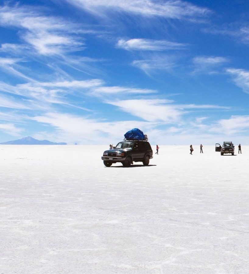 Rondreis-Bolivia-Uyuni-zoutvlaktes-autos