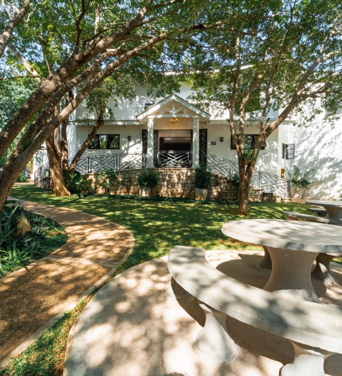 Rondreis Botswana, Vic Falls, Nkosi Guest Lodge, buitenaanzicht Rondreis Botswana, Vic Falls, Nkosi Guest Lodge, buitenaanzicht