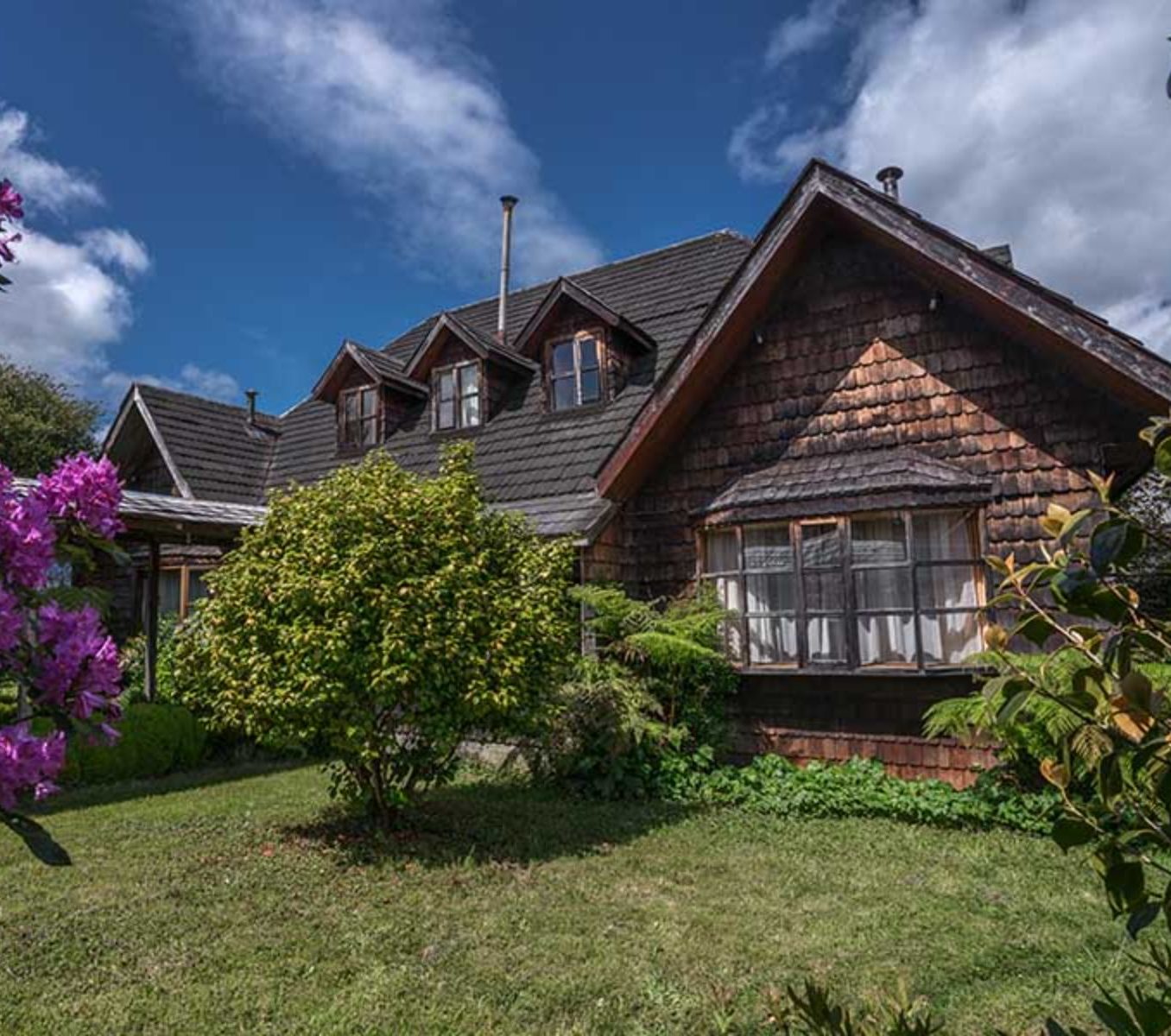 Rondreis Chili, Hornopiren, Hosteria Catalina, buitenaanzicht verblijf