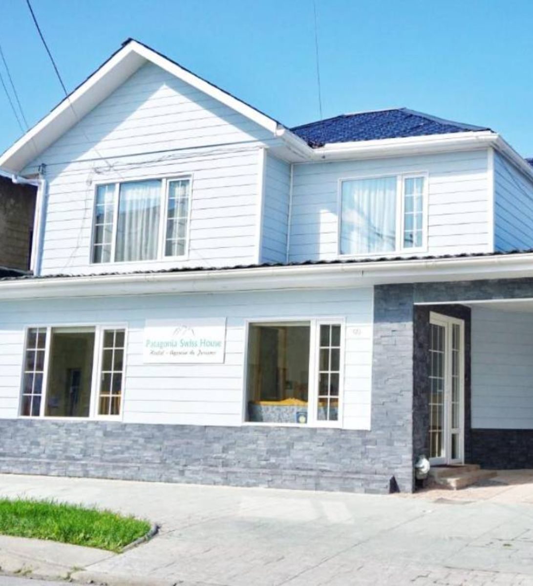 Rondreis Chili, Puerto Natales, Patagonia Swiss House, buitenaanzicht verblijf