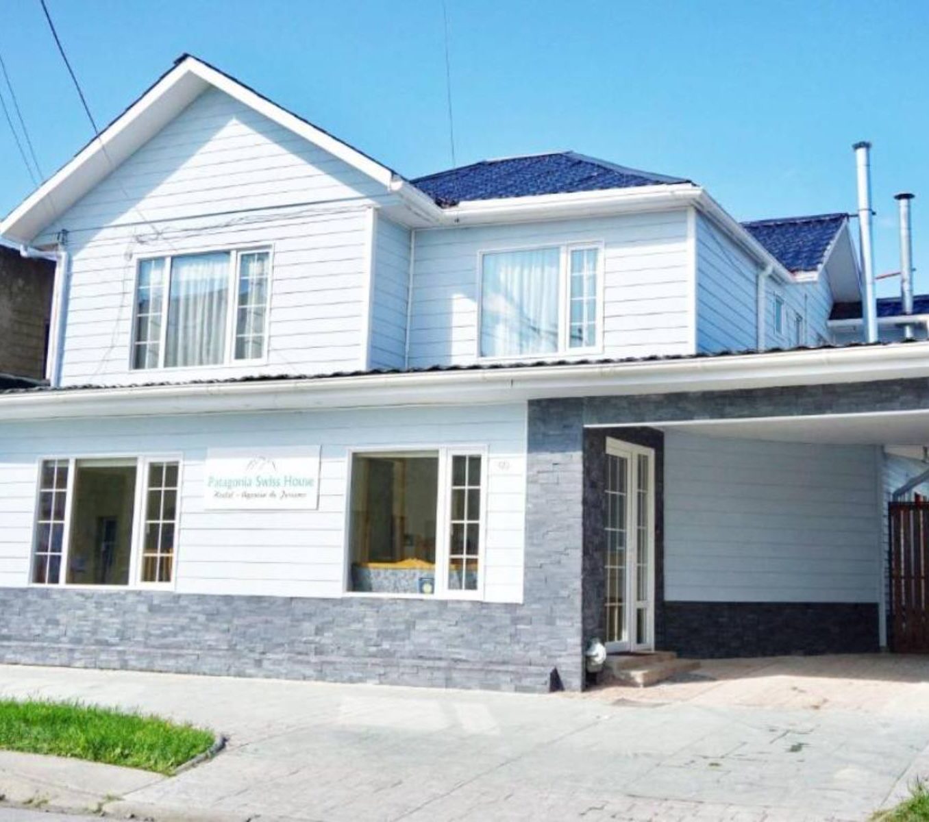 Rondreis Chili, Puerto Natales, Patagonia Swiss House, buitenaanzicht verblijf