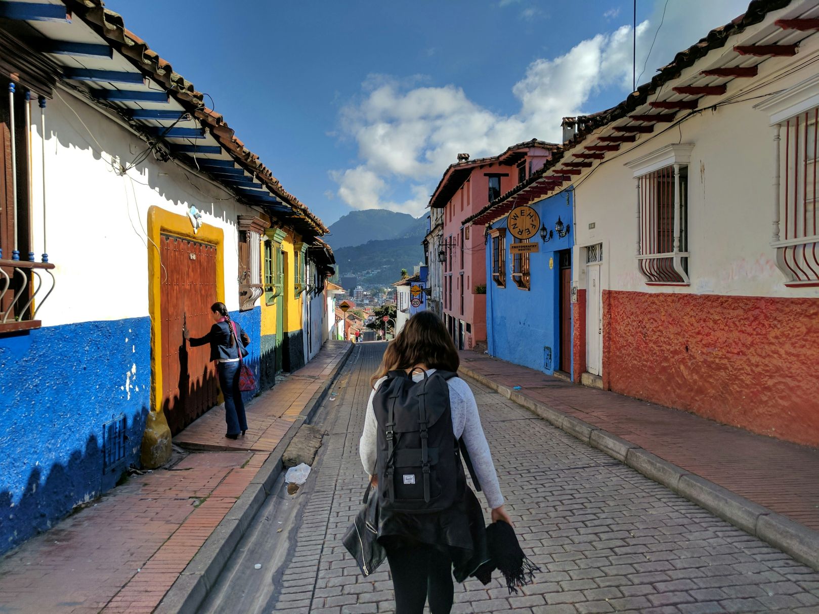 Rondreis Colombia, Bogotá, La Candelaria, wandelen in kleurrijke straat