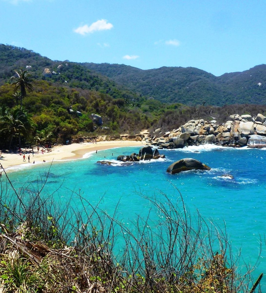 Rondreis Colombia, Tayrona National Park kust met rotsen Rondreis Colombia, Tayrona National Park kust met rotsen