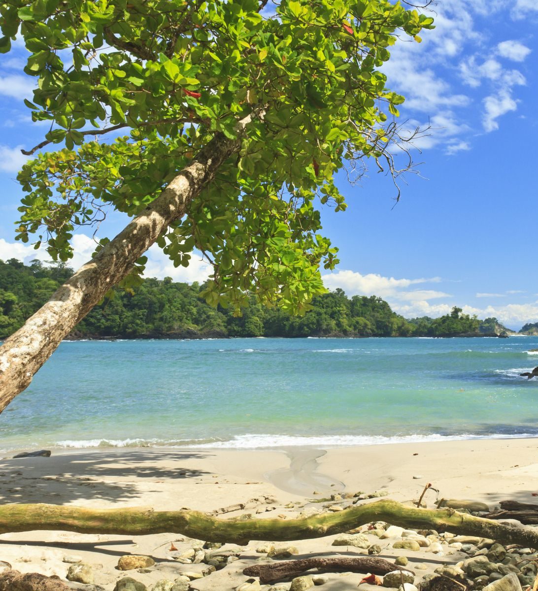 Rondreis Costa Rica, Manuel Antonio, strand en zee vanaf strand Rondreis Costa Rica, Manuel Antonio, strand en zee vanaf strand